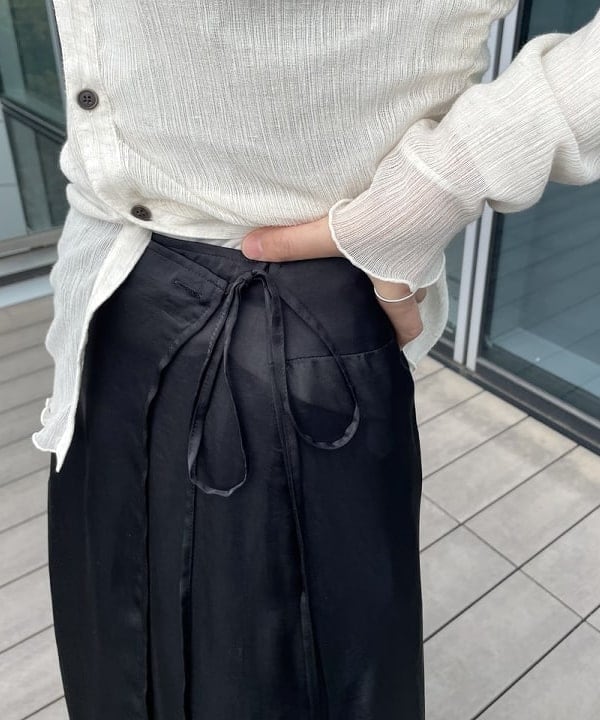 津藤 理佐子さんの「BEAMS WOMEN｜maturely / サテン ラップ スカート」を使ったコーディネート