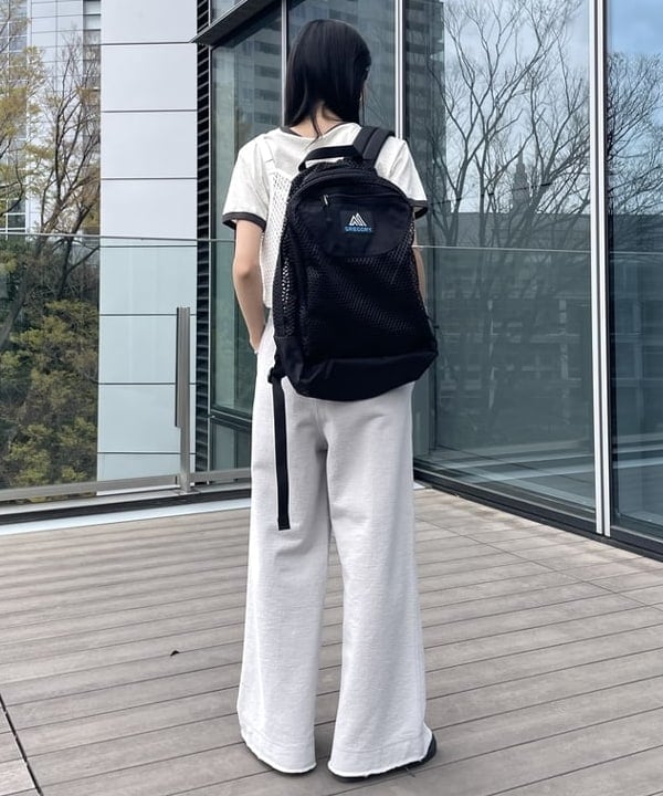 津藤 理佐子さんの「BEAMS WOMEN｜【別注】GREGORY / メッシュ DITCH DAY」を使ったコーディネート