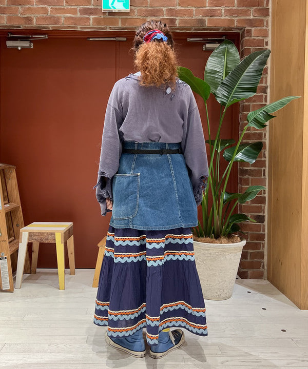 エノモト アミさんの「BEAMS WOMEN｜【別注】trepied / テープ ティアード スカート」を使ったコーディネート