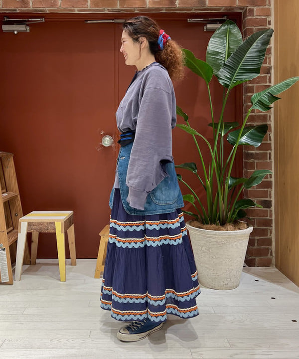 エノモト アミさんの「BEAMS WOMEN｜【別注】trepied / テープ ティアード スカート」を使ったコーディネート