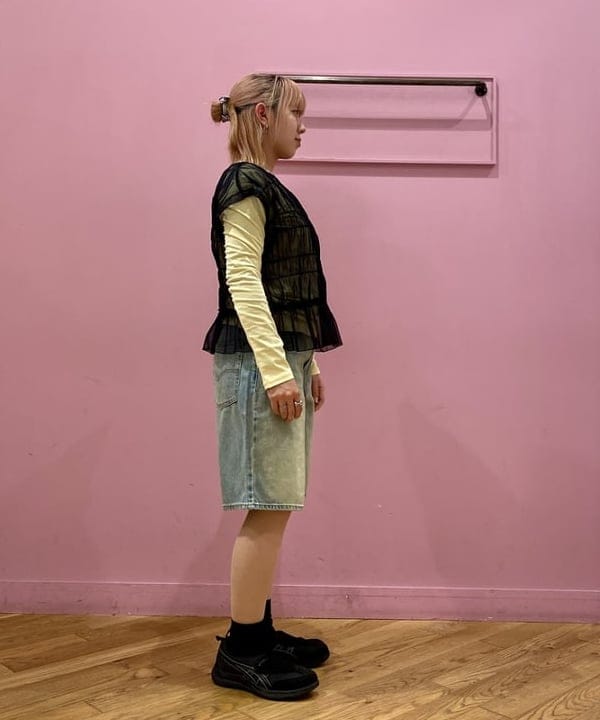 榎本 葵さんの「BEAMS WOMEN｜シアー シャーリング フレンチスリーブ」を使ったコーディネート