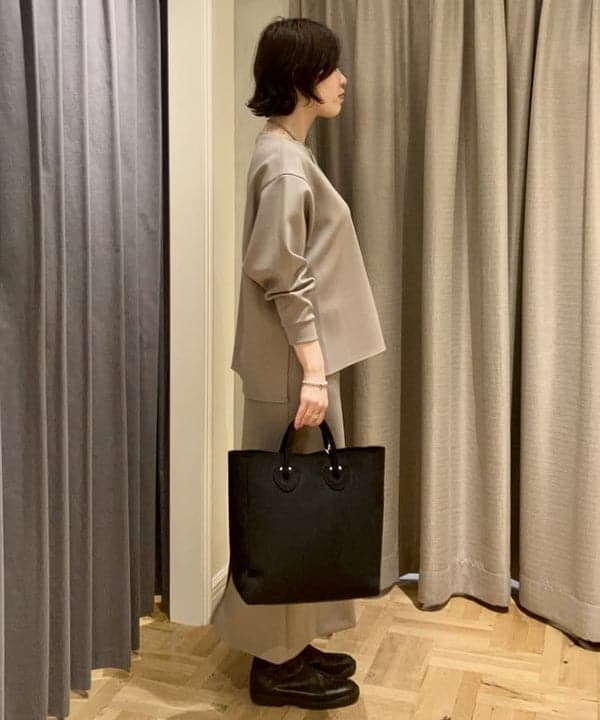 岡 妃呂美さんの「BEAMS WOMEN｜ダンボール タイトスカート」を使ったコーディネート