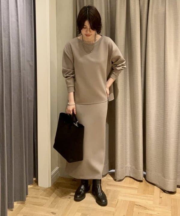 岡 妃呂美さんの「BEAMS WOMEN｜ダンボール タイトスカート」を使ったコーディネート