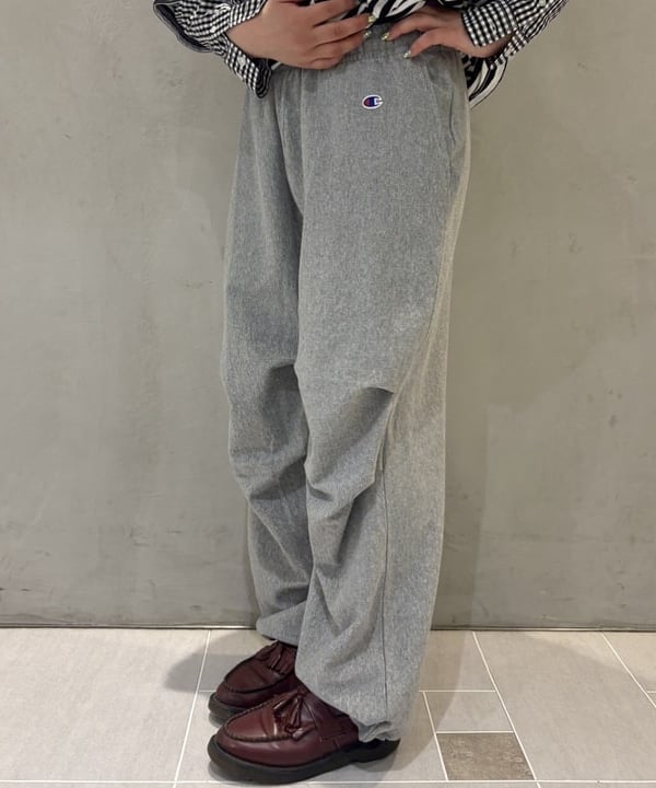大石彩可さんの「BEAMS WOMEN｜【別注】Champion / リバースウィーブ(R) ミリタリー パンツ」を使ったコーディネート