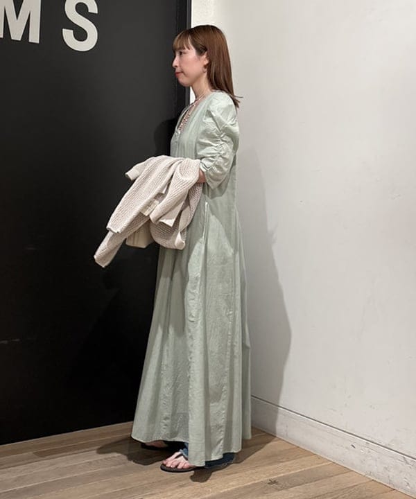 makita mikaさんの「BEAMS WOMEN｜ギマコットン Vネック カーディガン」を使ったコーディネート
