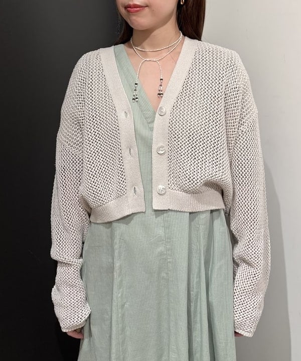 makita mikaさんの「BEAMS WOMEN｜ギマコットン Vネック カーディガン」を使ったコーディネート