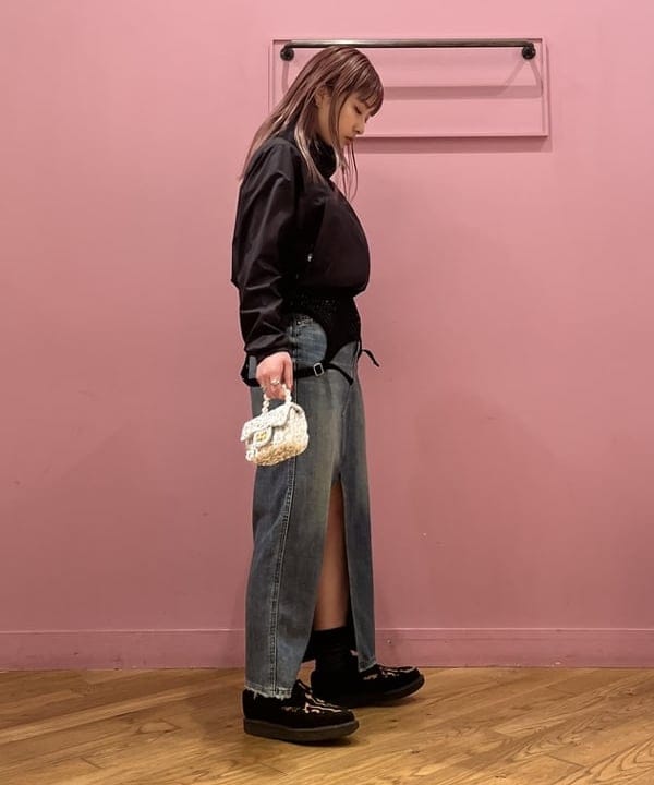 シオンさんの「BEAMS WOMEN｜【別注】RED CARD TOKYO / Cameron デニムスカート」を使ったコーディネート