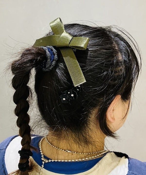 佐藤 歩さんの「BEAMS WOMEN｜テープ リボン バレッタ」を使ったコーディネート