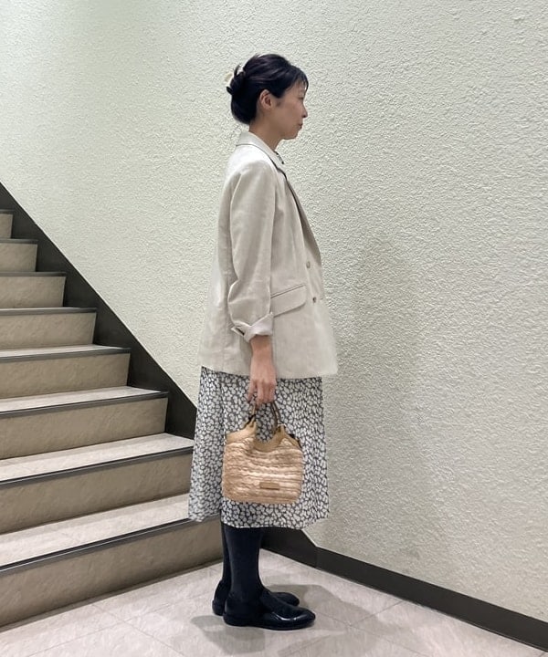 内山 瑛美さんの「フラワープリント フリルネック ノースリーブワンピース」を使ったコーディネート