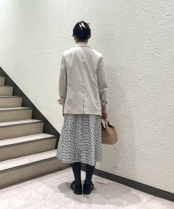 内山 瑛美さんの「フラワープリント フリルネック ノースリーブワンピース」を使ったコーディネート