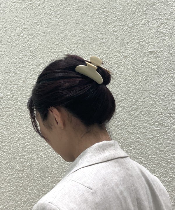 内山 瑛美さんの「フラワープリント フリルネック ノースリーブワンピース」を使ったコーディネート