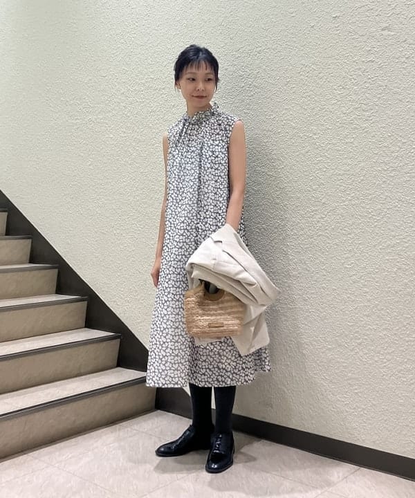 内山 瑛美さんの「フラワープリント フリルネック ノースリーブワンピース」を使ったコーディネート