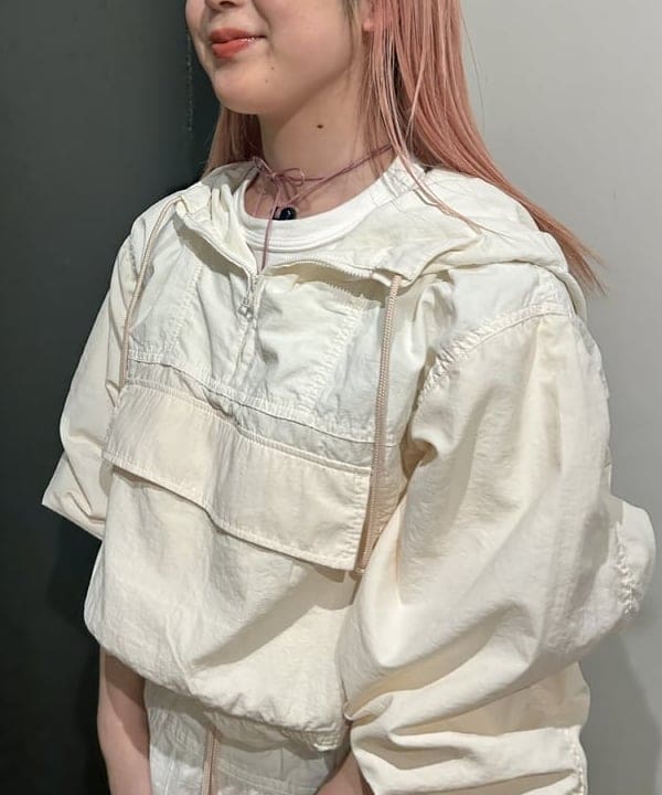 安藤 菜央さんの「BEAMS WOMEN｜2トーン アノラック」を使ったコーディネート