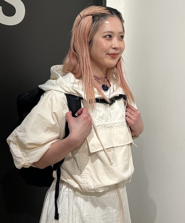 安藤 菜央さんの「BEAMS WOMEN｜2トーン アノラック」を使ったコーディネート