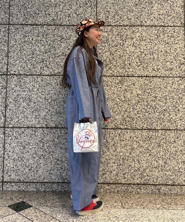 サイトウ　トモミさんの「BEAMS WOMEN｜シャンブレー ステンシル オールインワン」を使ったコーディネート