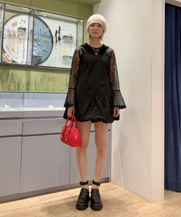 イトウミサキさんの「BEAMS WOMEN｜タフタ バルーン ミニ ワンピース」を使ったコーディネート