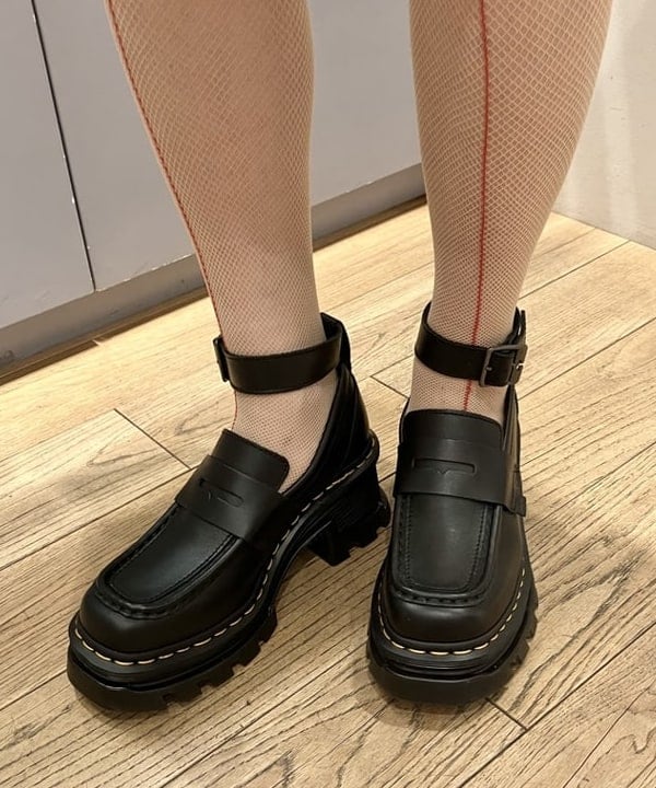 イトウミサキさんの「BEAMS WOMEN｜タフタ バルーン ミニ ワンピース」を使ったコーディネート