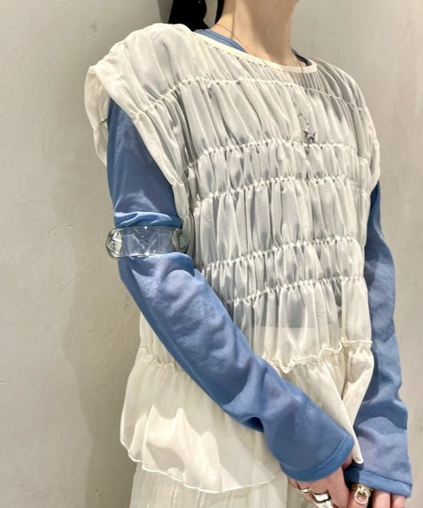 カタヤマ アヤさんの「BEAMS WOMEN｜シアー シャーリング フレンチスリーブ」を使ったコーディネート