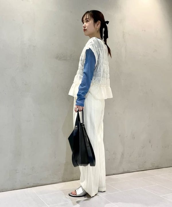 カタヤマ アヤさんの「BEAMS WOMEN｜シアー シャーリング フレンチスリーブ」を使ったコーディネート