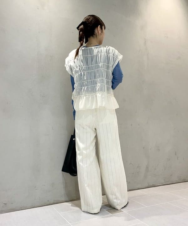 カタヤマ アヤさんの「BEAMS WOMEN｜シアー シャーリング フレンチスリーブ」を使ったコーディネート