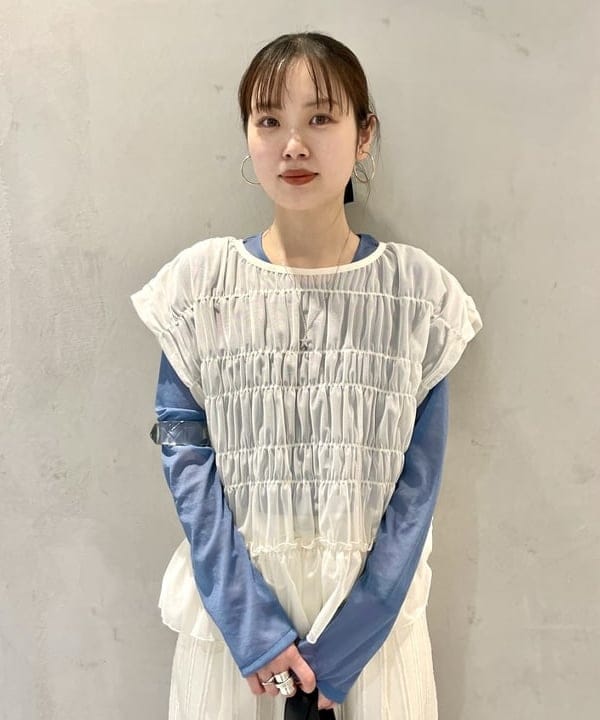 カタヤマ アヤさんの「BEAMS WOMEN｜シアー シャーリング フレンチスリーブ」を使ったコーディネート