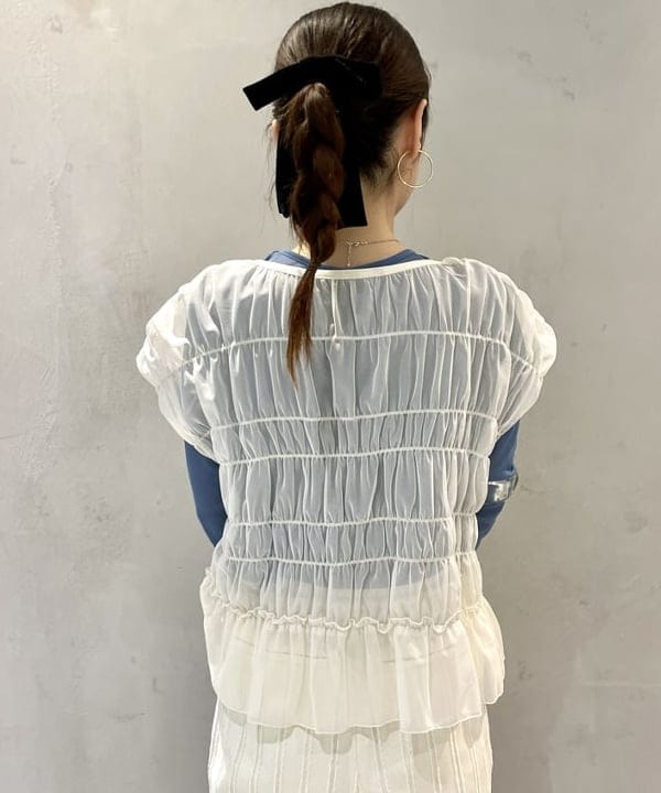 カタヤマ アヤさんの「BEAMS WOMEN｜シアー シャーリング フレンチスリーブ」を使ったコーディネート