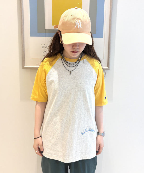 カスタニ モモノさんの「BEAMS WOMEN｜【別注】Champion / プリント ラグラン Tシャツ」を使ったコーディネート