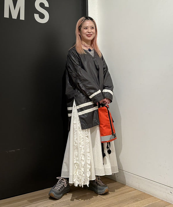 安藤 菜央さんの「BEAMS WOMEN｜ドビー フリル スカート」を使ったコーディネート