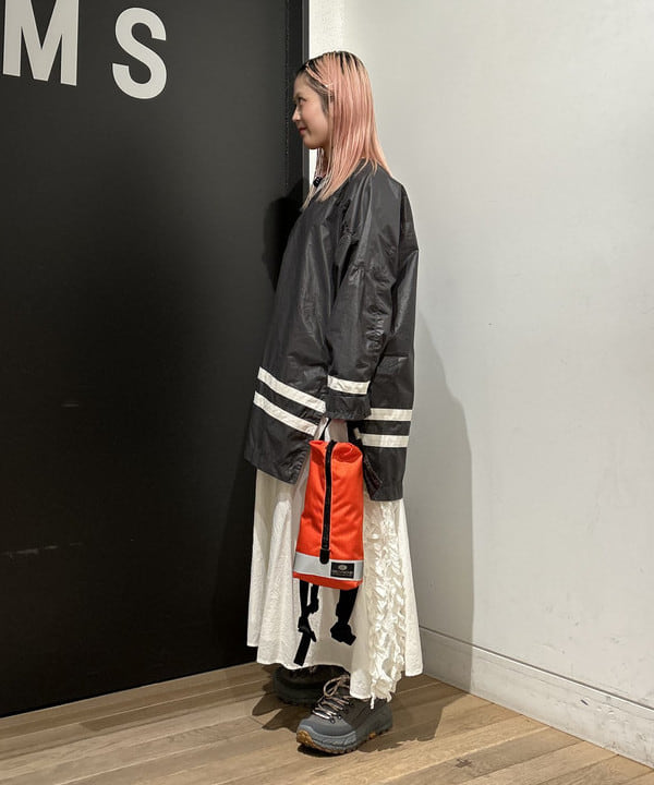 安藤 菜央さんの「BEAMS WOMEN｜ドビー フリル スカート」を使ったコーディネート