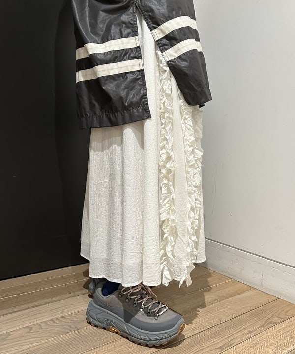 安藤 菜央さんの「BEAMS WOMEN｜ドビー フリル スカート」を使ったコーディネート