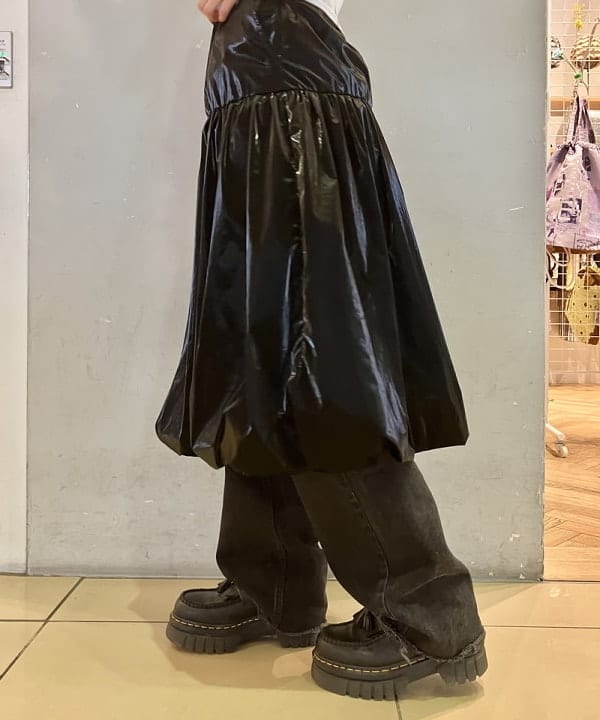 イトウミサキさんの「BEAMS WOMEN｜グロッシー バルーン スカート」を使ったコーディネート