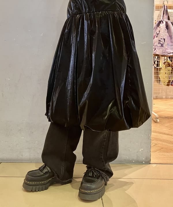 イトウミサキさんの「BEAMS WOMEN｜グロッシー バルーン スカート」を使ったコーディネート