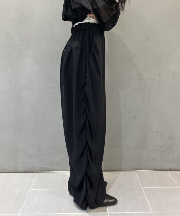 須賀さんの「BEAMS WOMEN｜シアー ギャザー クルーネック カーディガン」を使ったコーディネート