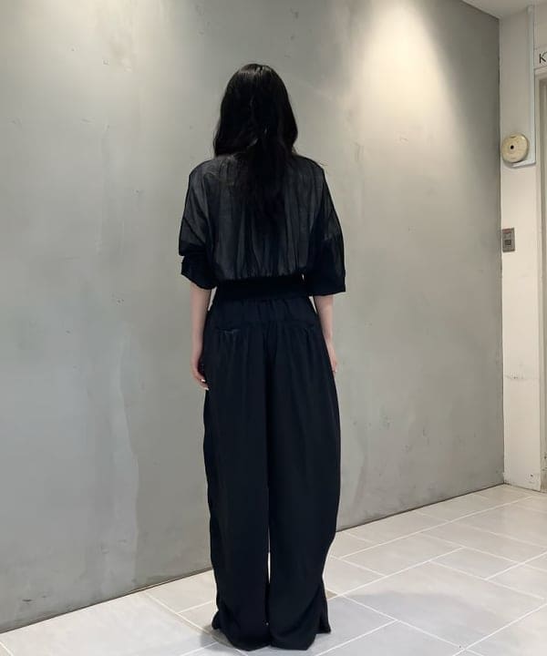 須賀さんの「BEAMS WOMEN｜シアー ギャザー クルーネック カーディガン」を使ったコーディネート