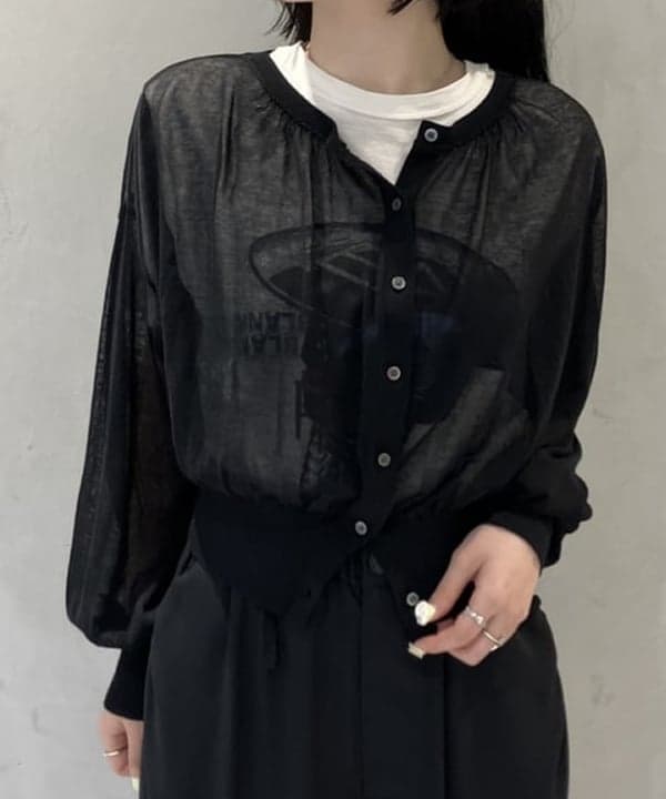 須賀さんの「BEAMS WOMEN｜シアー ギャザー クルーネック カーディガン」を使ったコーディネート