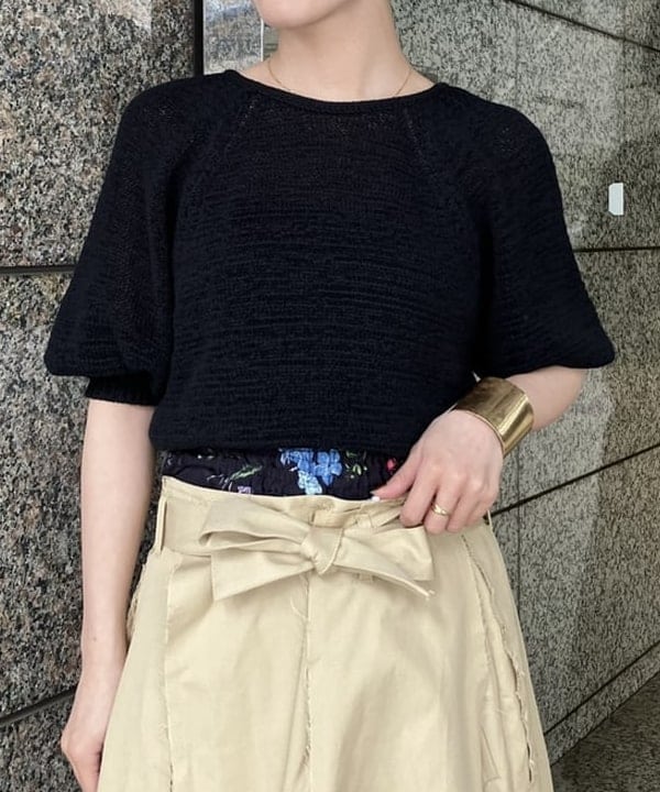 多田 日奈子さんの「BEAMS WOMEN｜針抜き パフスリーブ プルオーバー」を使ったコーディネート