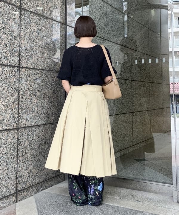 多田 日奈子さんの「BEAMS WOMEN｜針抜き パフスリーブ プルオーバー」を使ったコーディネート