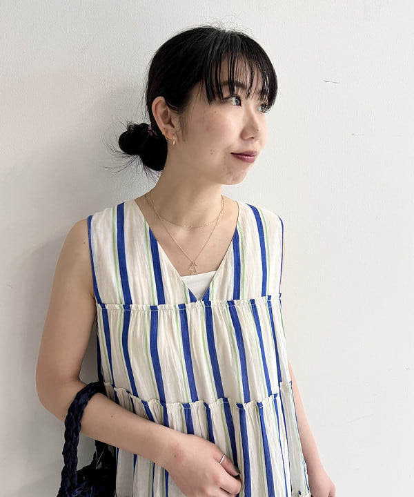 中丸　栞さんの「BEAMS WOMEN｜【別注】ne Quittez pas / ストライプ ティアード ノースリーブ ワンピース」を使ったコーディネート