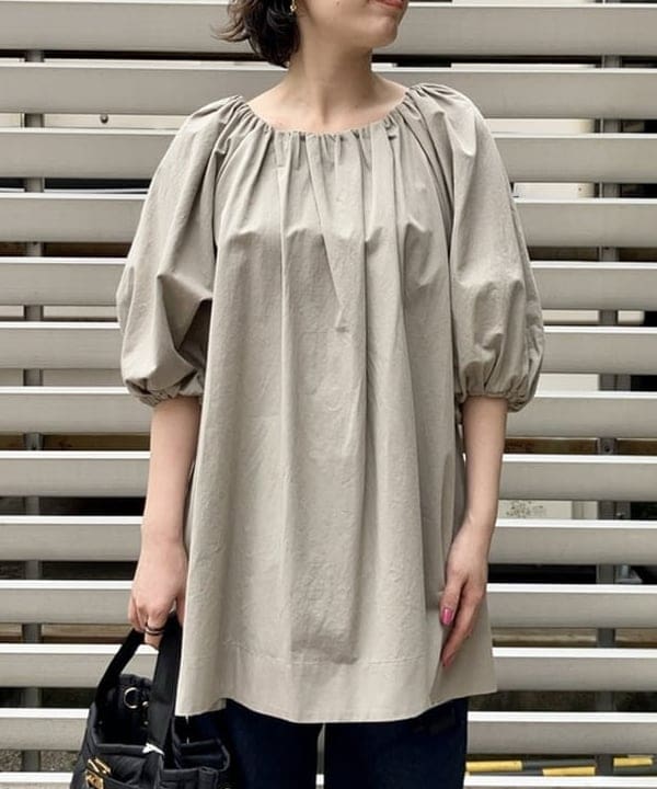 岡 妃呂美さんの「BEAMS WOMEN｜2WAY オフショルダーブラウス」を使ったコーディネート