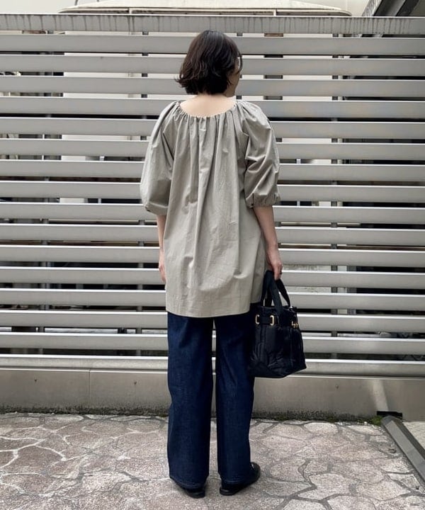 岡 妃呂美さんの「BEAMS WOMEN｜2WAY オフショルダーブラウス」を使ったコーディネート