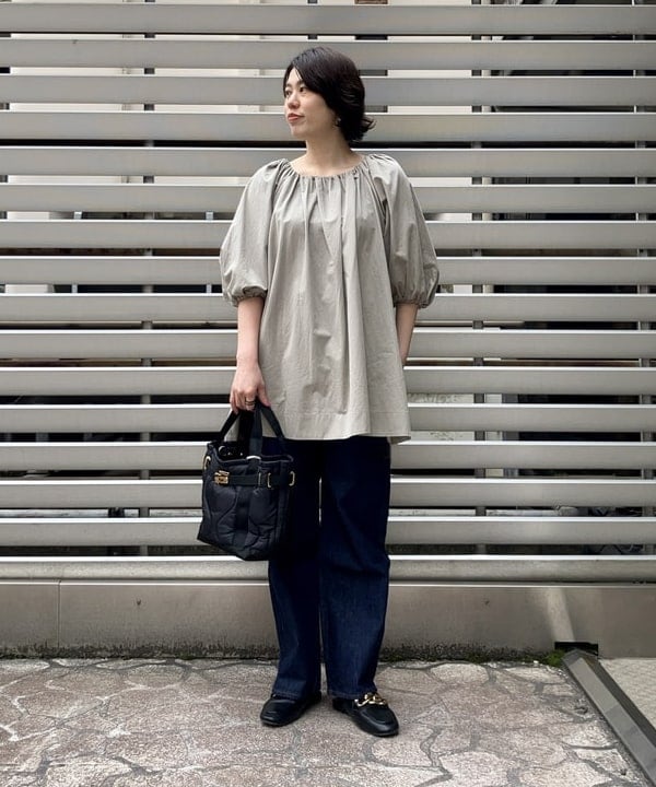 岡 妃呂美さんの「BEAMS WOMEN｜2WAY オフショルダーブラウス」を使ったコーディネート