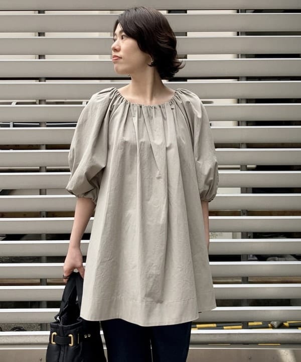 岡 妃呂美さんの「BEAMS WOMEN｜2WAY オフショルダーブラウス」を使ったコーディネート