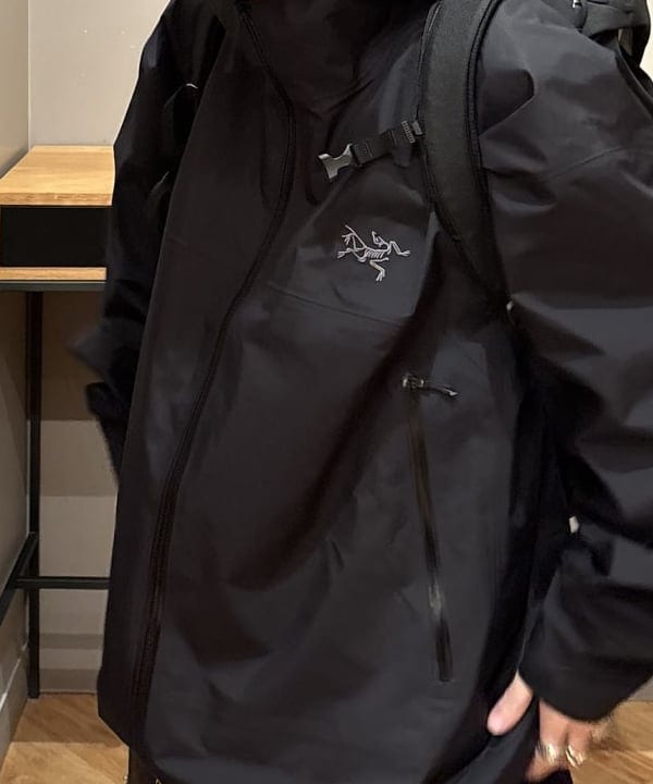 三宅 康平さんの「BEAMS WOMEN｜ARC'TERYX / Beta Jacket」を使ったコーディネート