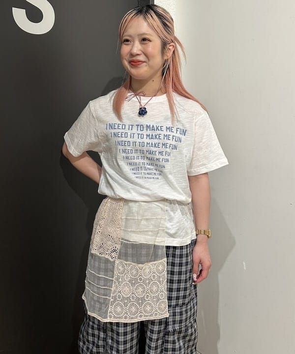 安藤 菜央さんの「BEAMS WOMEN｜チェック カーゴ イージーパンツ」を使ったコーディネート