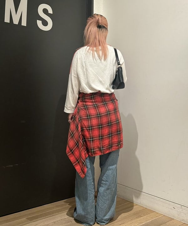 安藤 菜央さんの「BEAMS WOMEN｜【別注】Lee / ダメージ & リペア ペインター パンツ」を使ったコーディネート