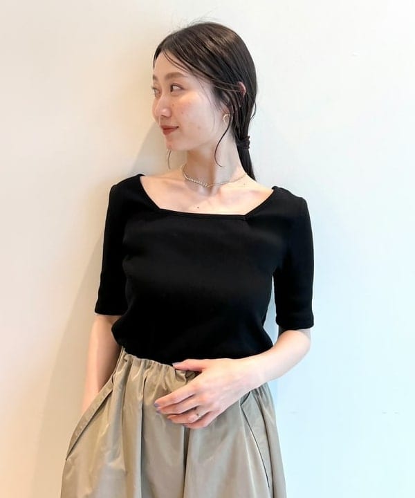 隈元 楓さんの「BEAMS WOMEN｜【別注】スタイリスト佐藤佳菜子 × SLOANE / スクエアネック リブTシャツ」を使ったコーディネート