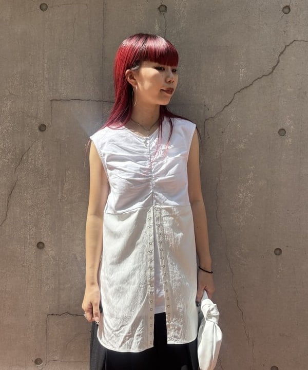 もえのさんの「BEAMS WOMEN｜RBS / リングドット スリット ノースリーブ」を使ったコーディネート