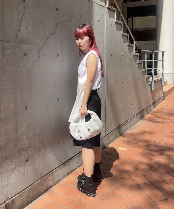 もえのさんの「BEAMS WOMEN｜RBS / リングドット スリット ノースリーブ」を使ったコーディネート