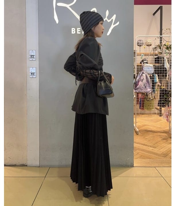 山本 里南さんの「BEAMS WOMEN｜RACAL / Lace Knitting Stripe Beanie」を使ったコーディネート