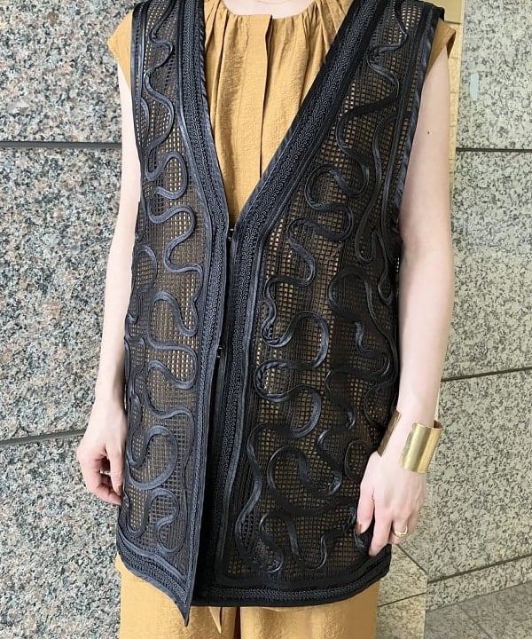 多田 日奈子さんの「BEAMS WOMEN｜RBS / テープ 刺繍 ジレ」を使ったコーディネート